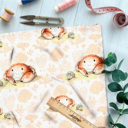 Ткань лён милые крабы с ракушкой на белом фоне