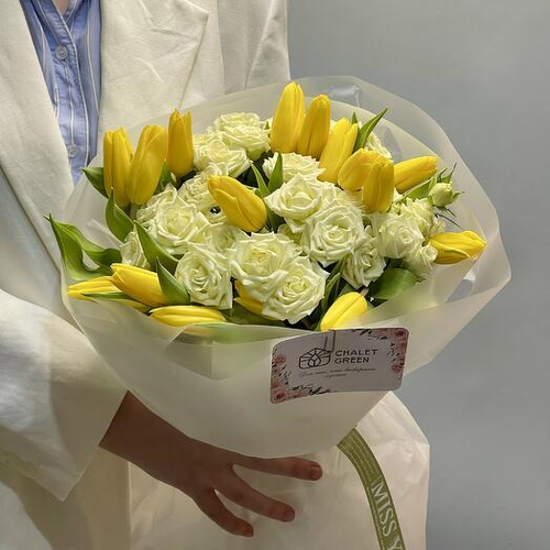 Весенний букет с кустовыми розами Лирика и тюльпанами Строн Голд. Авторский букет 020 Chalet Green