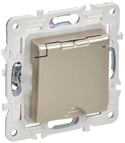 Розетка 1-м SKANDY 16А IP44 с заземл. защ. шторки с крышкой SK-R11Sh шампань IEK SK-R16-16-44-K37