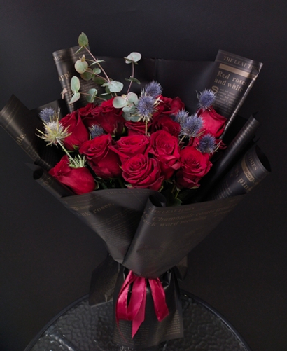 Букет бордовых роз с эрингиумом