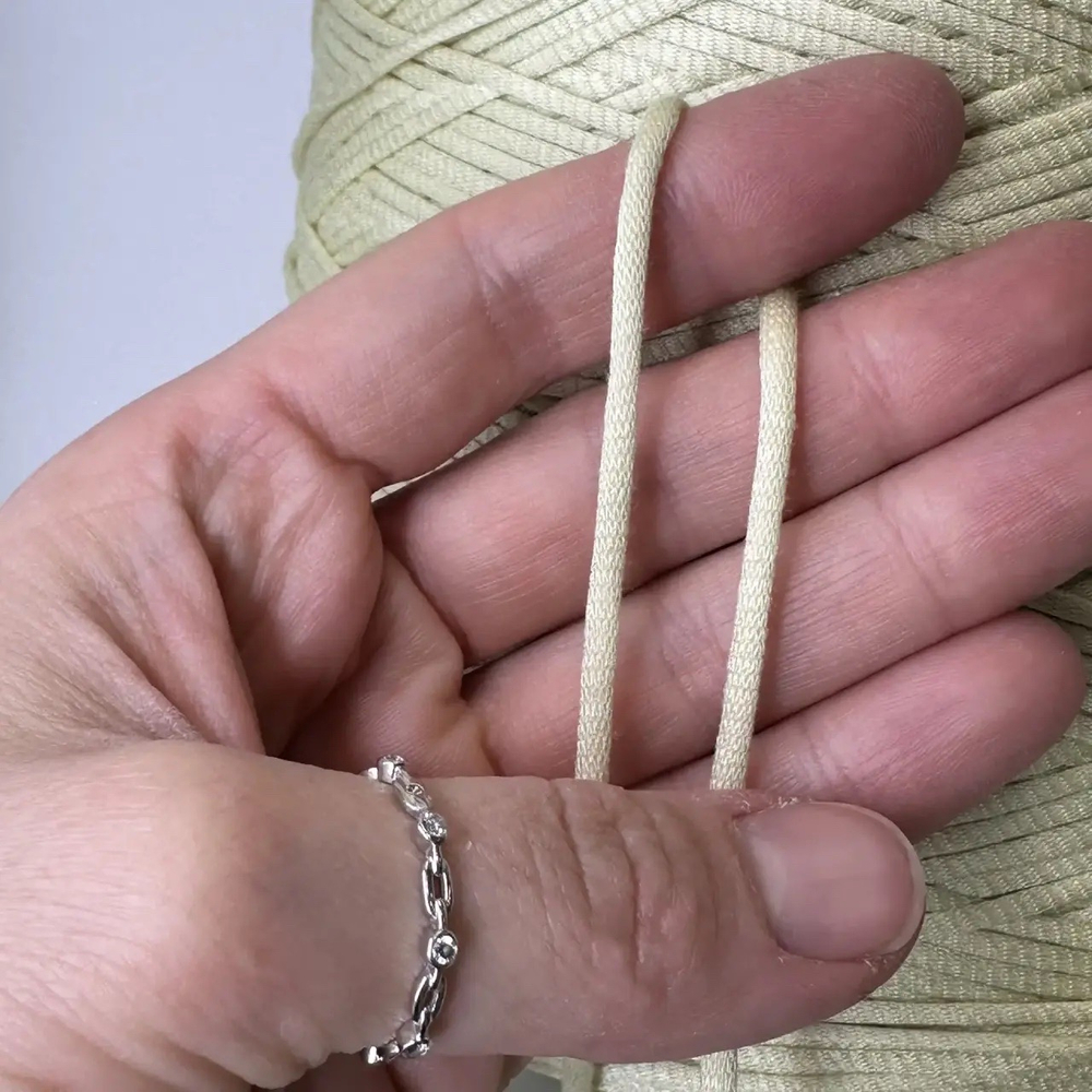 MEGA - E.Miroglio; 60% вискоза, 40% п/а; мягкий шнурок; 200м/100гр; col. 5IQ, цвет: желто-зеленый светлый; S302