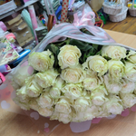 35 белых роз