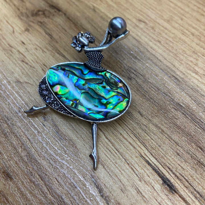 Брошь Балерина танцующая с жемчужинкой гелиотис стразы металл серебристый