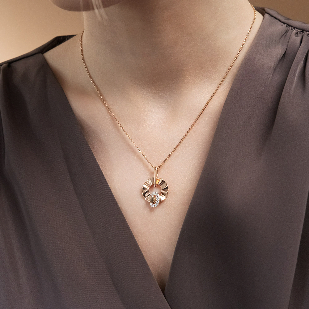 Подвеска «Очарование» из комбинированного золота с натуральными топазами white