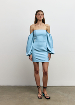 Голубое платье с открытыми плечами