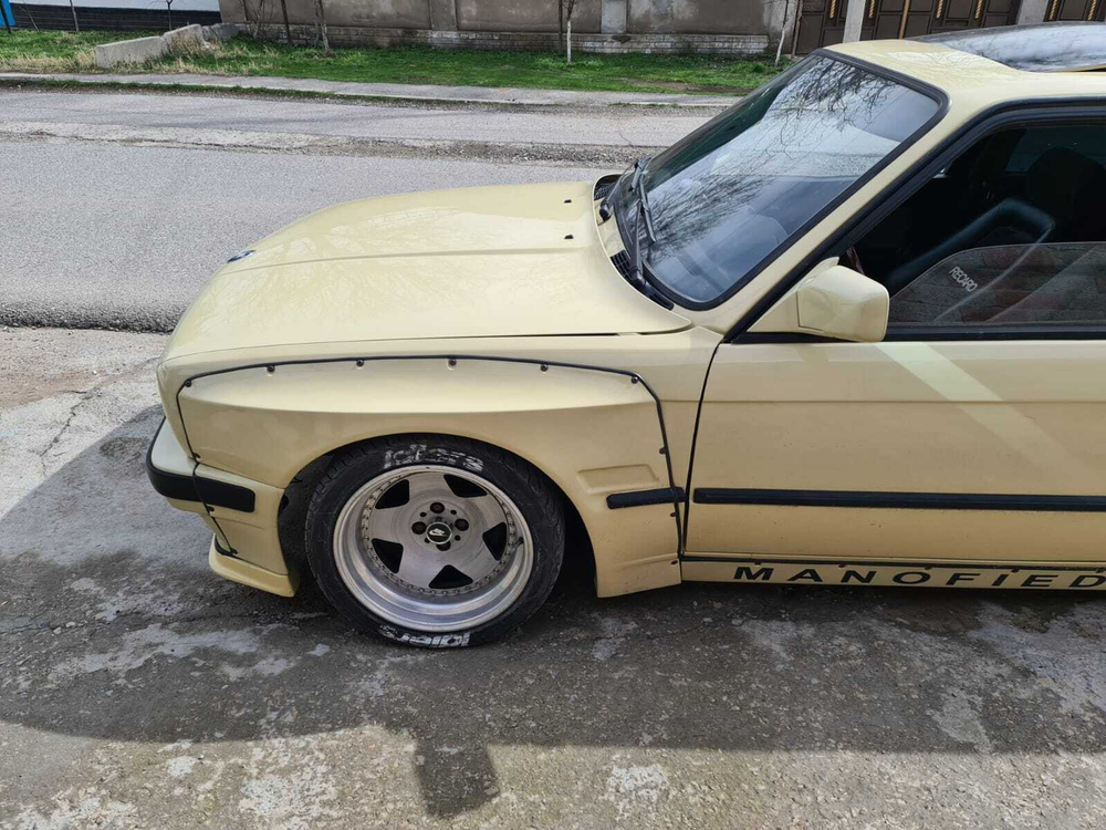 BMW E30 PANDEM (ROCKET BUNNY) Передняя правая накладка (Реплика "Стекловолокно")