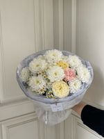 Букет из хризантемы, ромашек и кустовой пионовидной розы