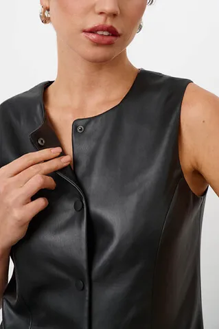 Жилетка из экокожи в минималистичном стиле черного цвета