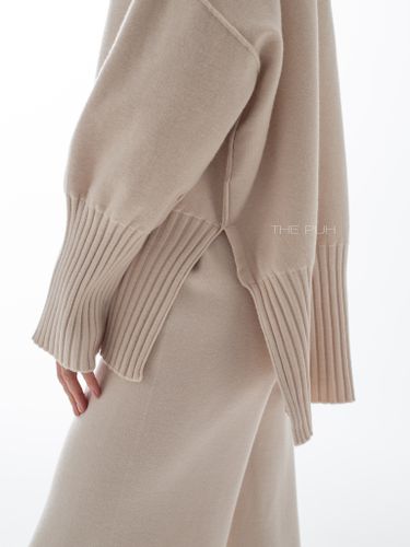 Бежевый трикотажный костюм с широкими резинками