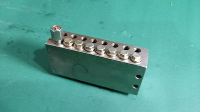 Распределитель смазки на 16 портов 2 отверстия (малый)