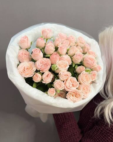 Букет из 7 кустовых пионовидных роз "Bombastic"