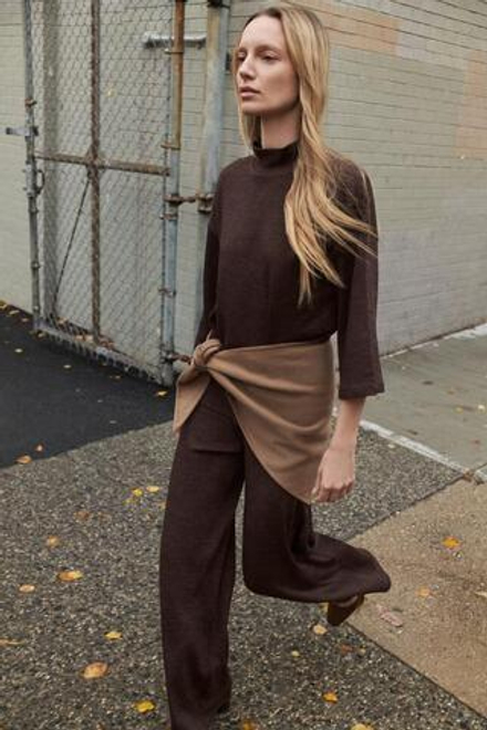 ZARA ФУТБОЛКА ПОЛО С ВОРОТНИКОМ-СТОЙКОЙ, ТЕМНО-КОРИЧНЕВЫЙ