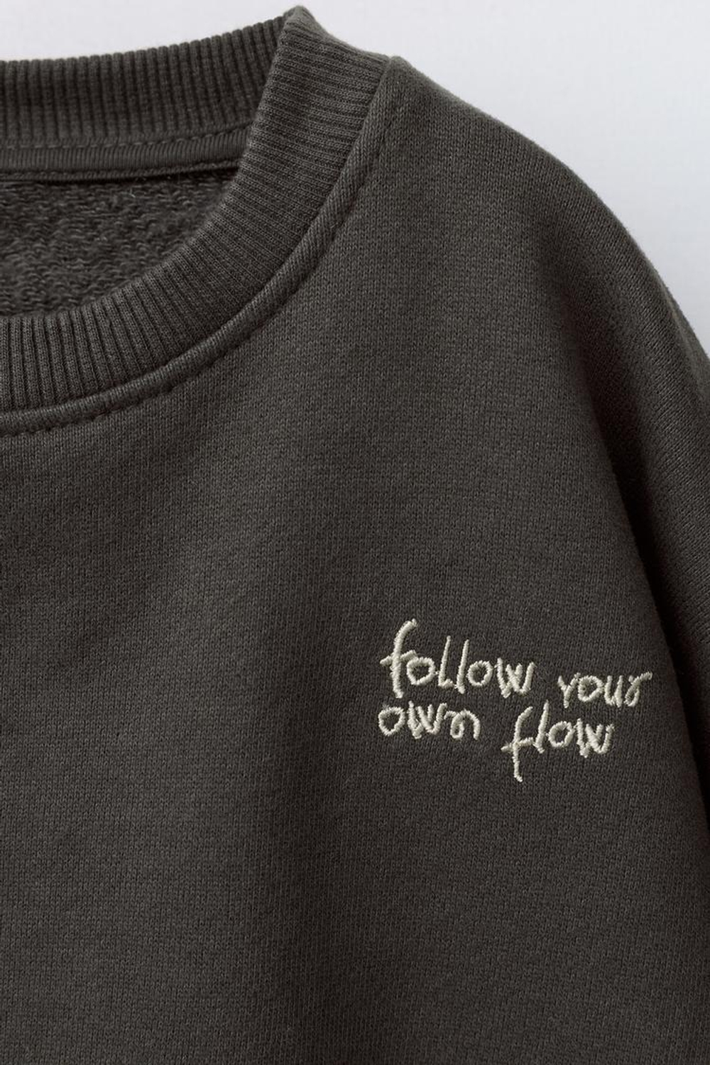 ZARA КОМПЛЕКТ ИЗ ТОЛСТОВКИ И БРЮК-ДЖОГГЕРОВ С ВЫШИТОЙ НАДПИСЬЮ, ЧЕРНЫЙ