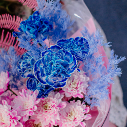 112. Стильный синий букет с розовой хризантемой