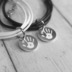 Парные браслеты-шнуры из кожи и серебра с гравировкой на заказ