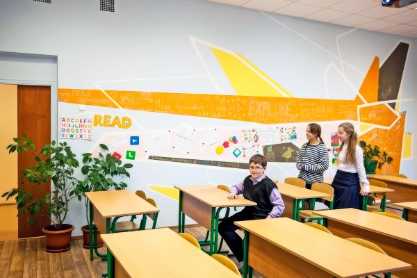 От серой стены к центру творчества: как класс №554 ожил с магнитно-грифельным покрытием Siberia От серой стены к центру творчества: как класс №554 ожил с магнитно-грифельным покрытием Siberia