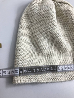 Шапка светлого оттенка