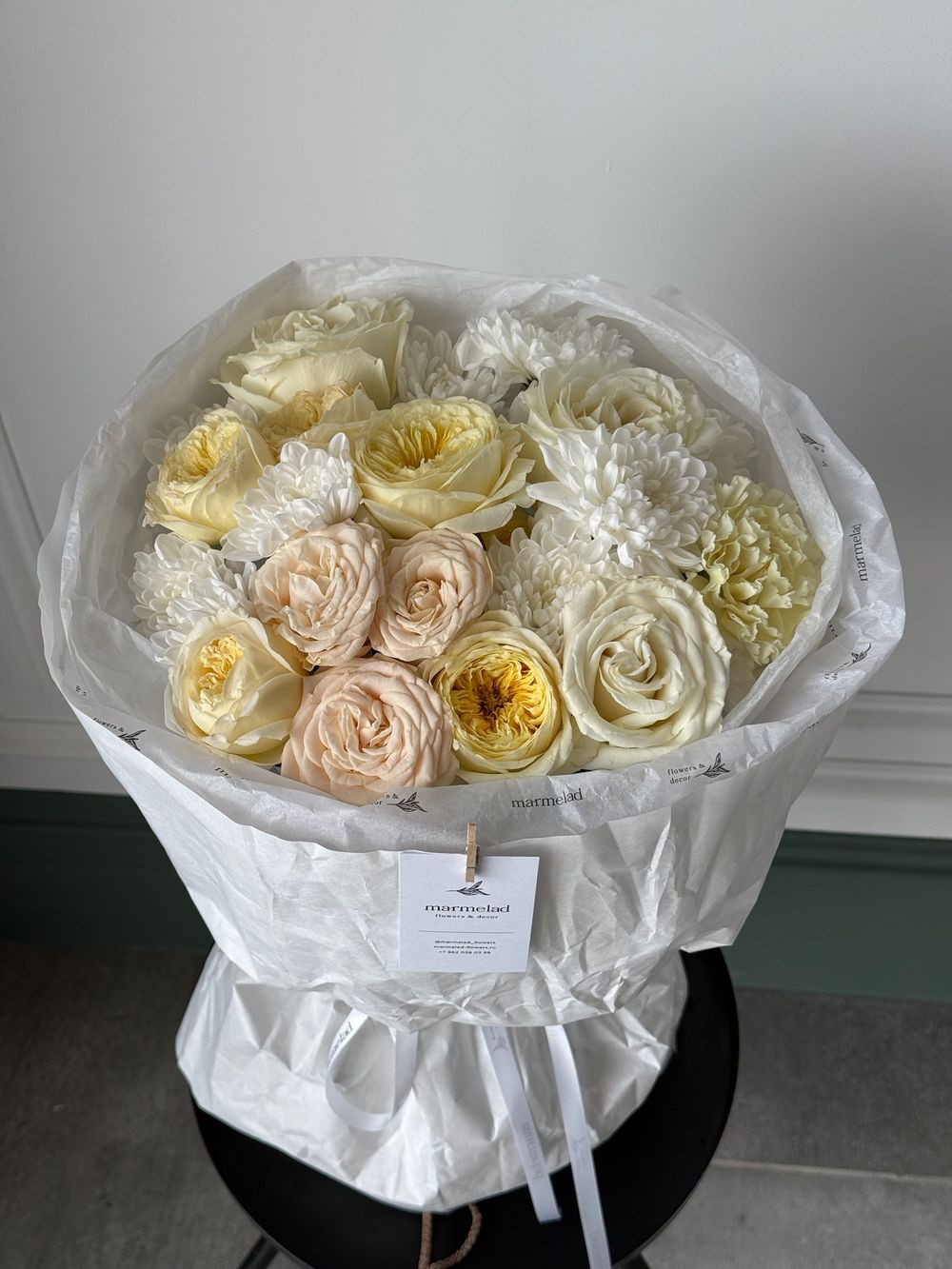 Букет из кустовых пионовидных роз, хризантемы, диантусов и одноголовых роз