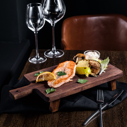 Деревянная сервировочная  доска для подачи блюд и закусок из древесины кедра. Art of Siberia. RD17