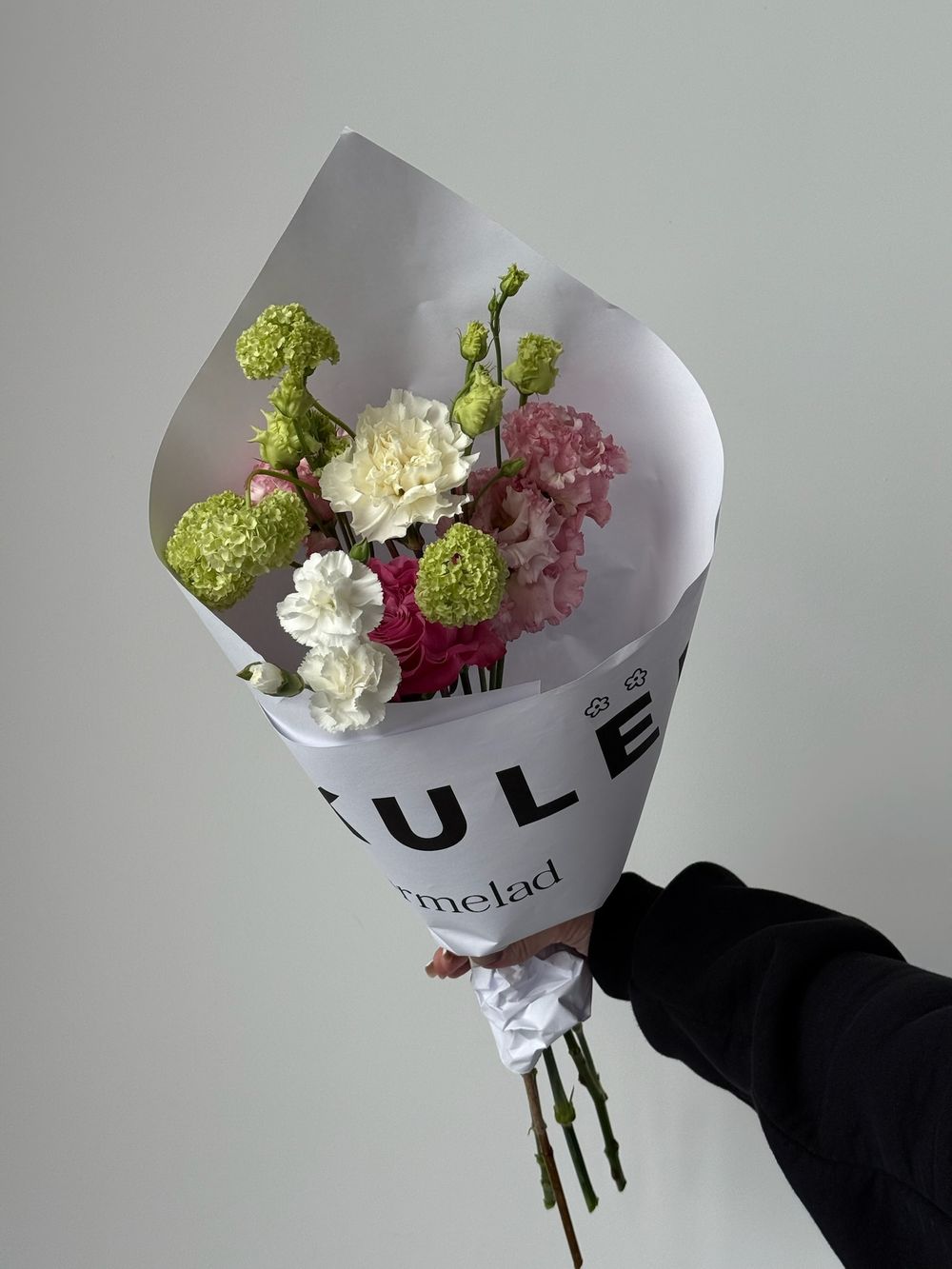 Кулек сборный из диантусов, лизиантуса, вибурнума и одноголовой розы