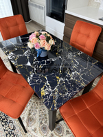 Стеклянный раздвижной стол "Черный мрамор" и стулья "ГУЧИ" оранжевый