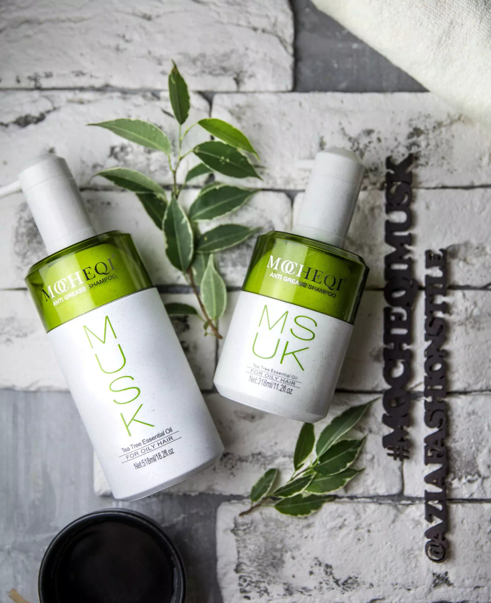 MOCHEQI Концентрированный крем-шампунь для волос, склонных к жирности у корней с маслом чайного дерева и гидролизованным кератином