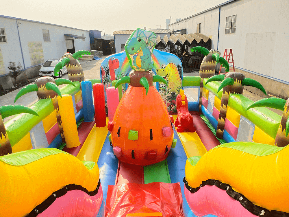 Коммерческий надувной батут "Хамелеон и динозавры", 10x5x5.5 м.