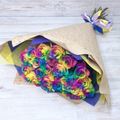 Букет из 25 радужныз роз ( 70 см )