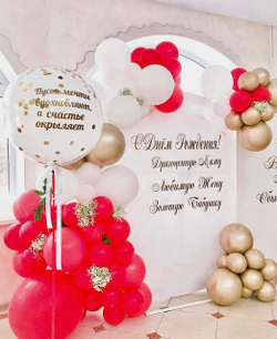 Фотозона большая из красно-белых шаров "Яркая"
