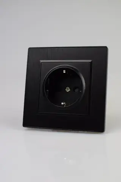 Розетка черная одинарная пластик
