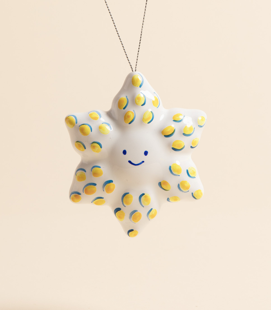 Игрушка новогодняя — Пупырчатая звезда-цветок, с желто-синей росписью | vaya.for.fun