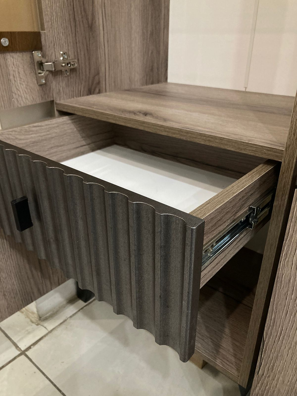 Шкаф-витрина с ножками Ольга-3 Дуб делано серый/сильвер Пэлас