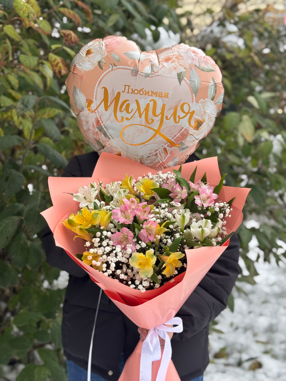 Букет цветов Альстромерии микс с гипсофилой + шар Мамуле