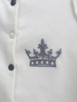 Комплект для новорожденного мальчика (комбинезон и шапочка без завязок) с серой короной