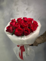 Букет 15 роз в оформление.