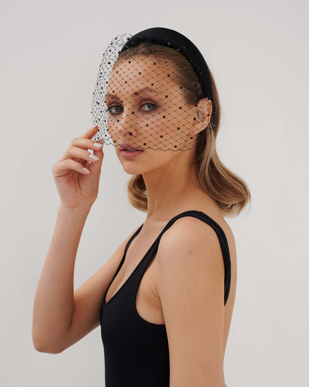 Вуаль с черными камнями