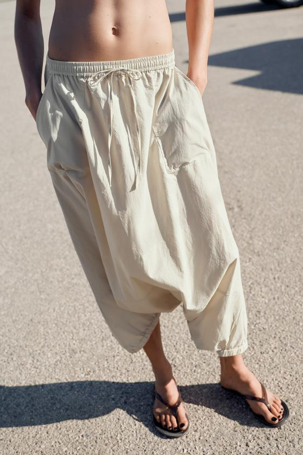 ZARA БРЮКИ-БАГГИ ИЗ НЕЙЛОНА, СВЕТЛО-ПЕСОЧНЫЙ