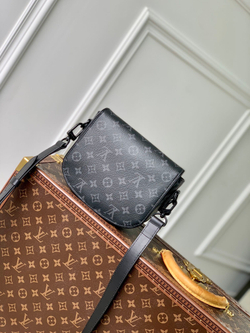 Louis Vuitton Montsouris Messenger PM