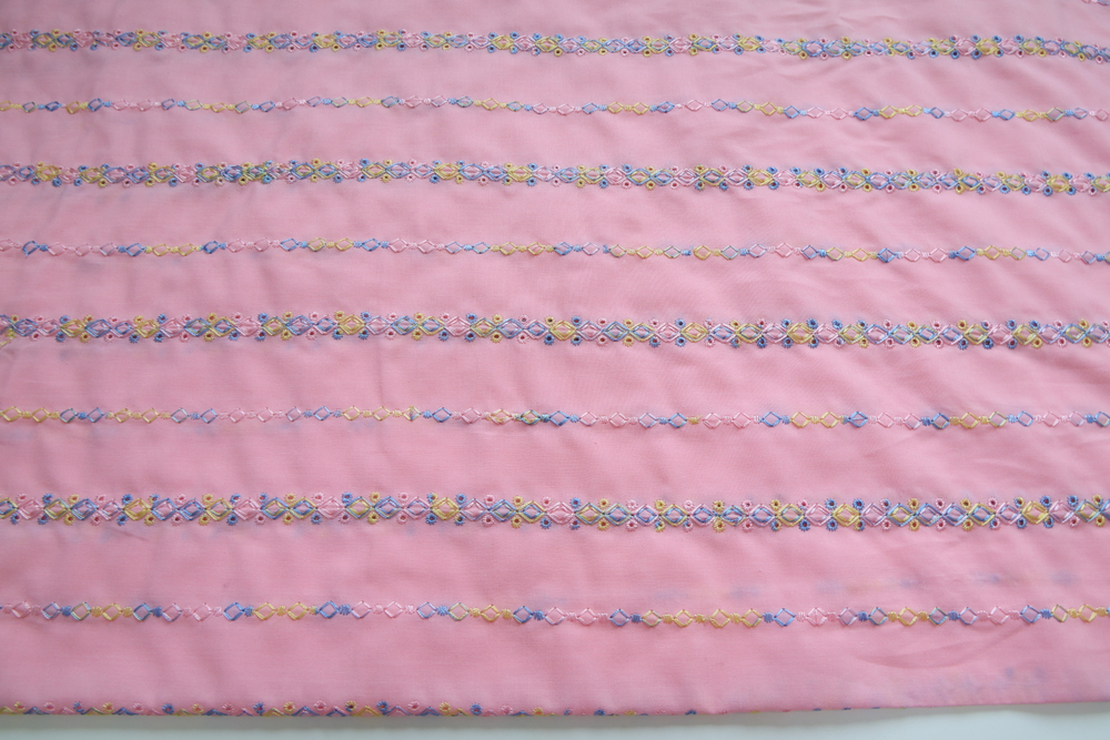 Батист с вышивкой в розовом цвете