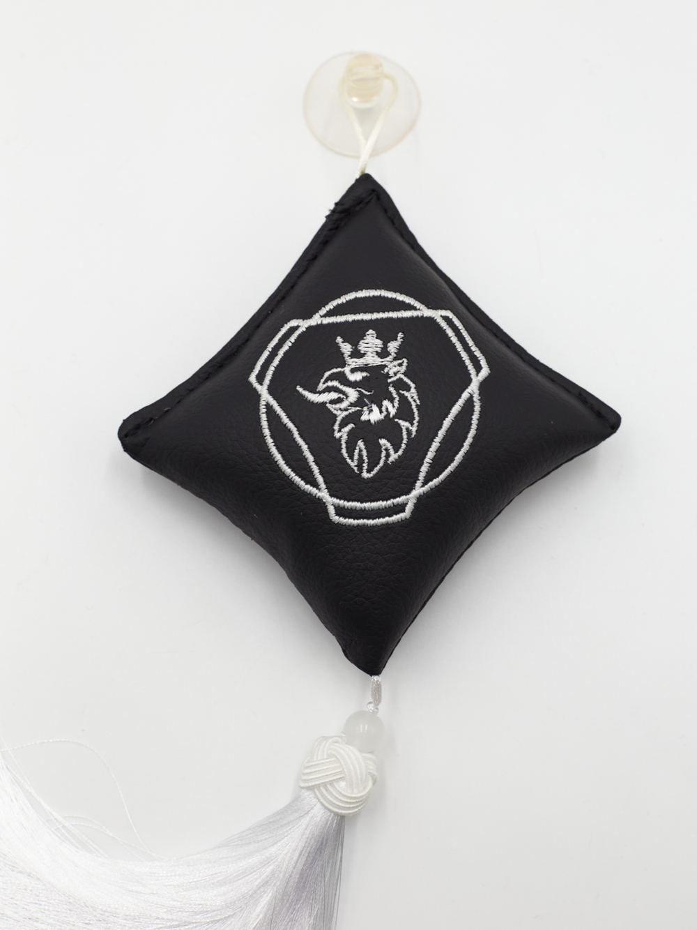 Ромб объемный на присоске SCANIA (экокожа, черный, белая вышивка, кисть)