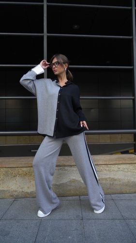 Трикотажный костюм черного цвета с брюками