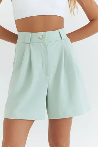Шорты с защипами мятного цвета