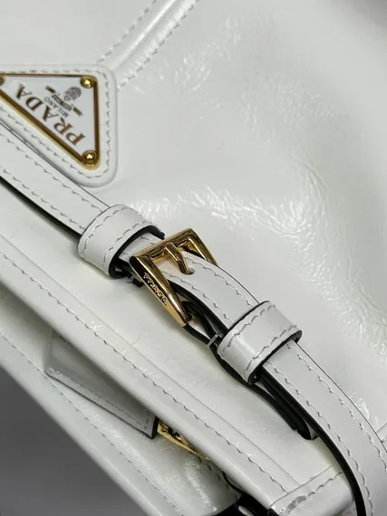 Маленькая кожаная сумка Prada через плечо, белый