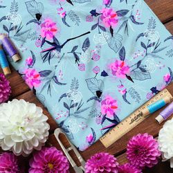 Ткань флис цветы на голубом фоне