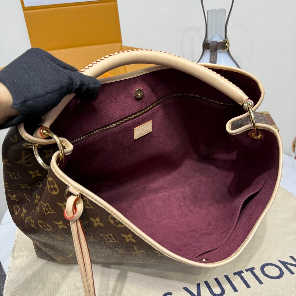 Louis Vuitton Again