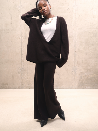 Шоколадный кашемировый костюм с глубоким вырезом