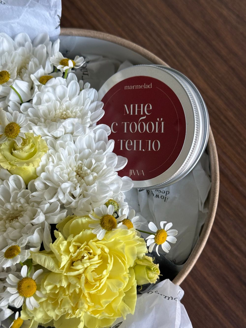 Цветочная композиция в коробке+свеча 60 мл (тиковое дерево)