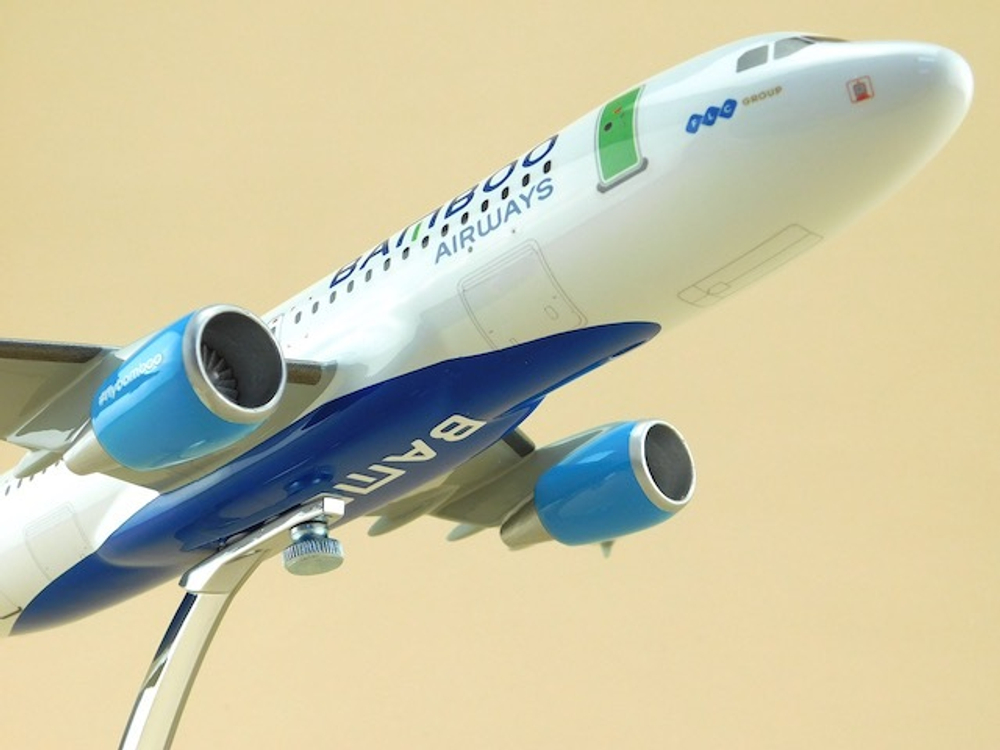 Модель самолета Airbus A320 (М1:100, Bamboo Airways)