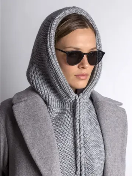 Капор женский вязаный серый