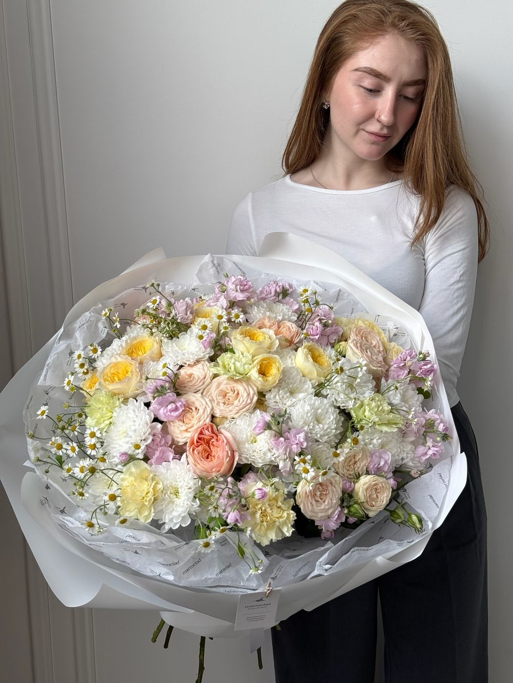 Гранд букет из кустовых пионовидных роз, маттиолы, ранункулюсов, нарциссов и диантусов